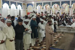 दरियाबाद इमामबाड़ा में आयोजित रोज़ा इफ्तार में देखने को मिली क़ौमी यकजहती की अनुठी झलक।