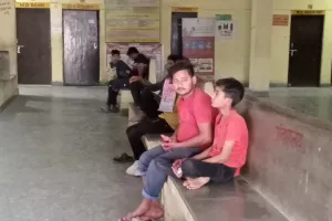 सीएचसी खण्डासा में समय से नहीं खुलती ओपीडी,  डॉक्टर साहब का इंतजार करते रहते हैं, मरीज 