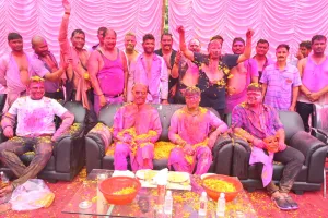 हूं हूं हुर्र हुर्र...अरे भंग का रंग जमा हो चकाचक फिर लो पान चबाय, आंव ऊं ऊं ऊ ....