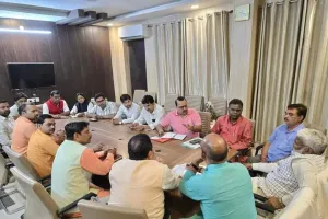 भाजपा कार्यालय पर पदाधिकारियों के साथ चुनावी तैयारियों की समीक्षा करते जलशक्ति मंत्री स्वतंत्रदेव सिंह