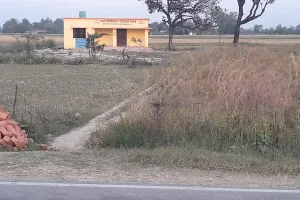 सरकार ने स्कूल बनाया पर रास्ता नहीं,शिक्षक एवं बच्चे कैसे जाएं स्कूल खेत की मेड़ और बरसात में कीचड़ भरे रास्ते से बच्चे एवं शिक्षक जाने को है मजबूर