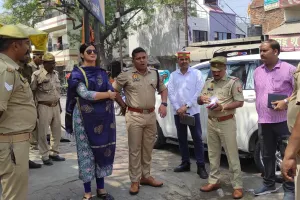 अमेठी: लोकसभा चुनाव व जुमा की नमाज के दृष्टिगत जिलाधिकारी एवं पुलिस अधीक्षक द्वारा कस्बा जायस में किया गया भ्रमण।