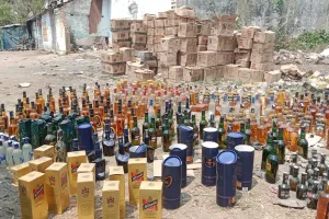 डीएम के आदेश पर काल बाधित 40 लाख रूपए की विदेशी/अंग्रेजी मदिरा के जखीरे को किया गया नष्ट
