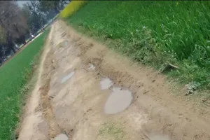 चकमार्ग बना तालाब, राहगीर गिरकर हो रहे चोटिल 