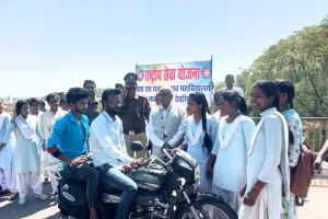 हेल्मेट लगायें सुरक्षित यात्रा करें 