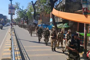 पुलिस व अर्द्धसैनिक बलों ने नगर में किया फ्लैग मार्च,लोगों में सुरक्षा का कराया एहसास