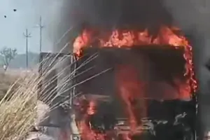 -मऊ के खिरिया काझां से गाजीपुर के महारे शिव मंदिर जा रही बस  में हुआ बड़ा हादसा : 5 लोगों की मौत 7 लोगों को गाजीपुर व 3 लोगों को मऊ जिला अस्पताल में कराया भर्ती हालत गंभीर