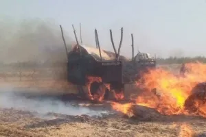 खुदाई करते वक्त गेंहूँ के बोझ में लगी आग ट्राली व गेंहूँ सहित लाखों का नुकसान