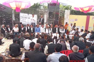 ग्राम न्यायालय के विरोध में उतरे अधिवक्ता