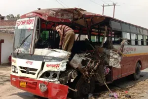 गोंडा बलरामपुर राजमार्ग  पर इटियाथोक कस्बे के पास अनियंत्रित रोडवेज गन्ना लदे ट्रैक्टर ट्राला से भिड़ी,चार गंभीर 