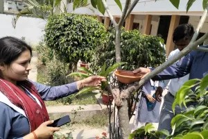 जिसकी जैसी सोच वो वैसी कहानी रखता है, कोई परिंदों के लिए बंदूक, तो कोई परिंदों के लिए पानी रखता है 