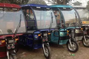 गोवर्धन में नाबालिग दौडा रहे ई रिक्शा