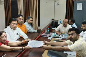 पत्नी ने सांसद पति के खिलाफ भरा पर्चा 