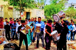 सेवा निवृत अध्यापिका सहित कक्षा आठ के छात्रों को दी गयी विदाई