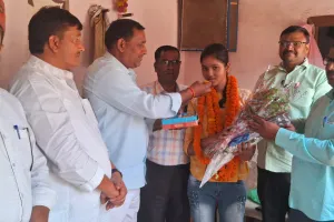 हाईस्कूल परीक्षा 2024 में शिक्षा मित्र की बेटी ने किया जिला टाप, बधाई देने वालो का लगा तांता