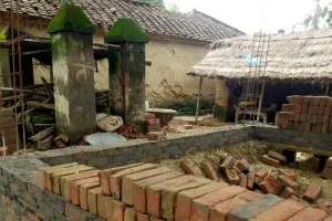 भ्रष्टाचारी अधिकारियों की छाया में  जाता है सत्य छुप 