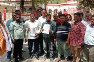 सभासद पति पर कार्रवाई की मांग को लेकर डीएम से मिले कर्मचारी