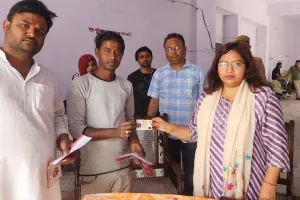 एपिक की हकीकत जानने के लिए बूथों और घरों पर पहुंची एसडीएम