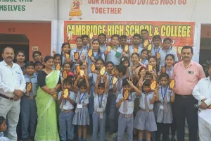 कैंब्रिज हाई स्कूल एंड कॉलेज शंकरगढ़  में सत्र के टॉपर छात्र - छात्राओं का किया गया  सम्मान ।