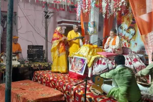 नगर पंचायत रुदौली के वार्ड नंबर 5 में श्रीमद् भागवत कथाश्री कृष्ण के जन्म की कथासुनकर भक्ति रस का आनंद लिया