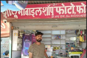 दो टीन शेड दुकान से टीन शेड का पटरा काटकर मोबाइल की दुकानों में चोरी