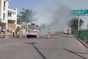 रहीमाबाद में जली झोपड़ी शहीद पथ पर सिटी बस में उठी आग की लपटें