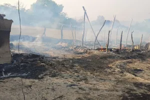 अज्ञात कारण से लगी आग में घर गृहस्थी सहित हजारों का सामान जलकर हुआ राख
