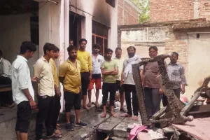 मकान में लगी भीषण आग, लाखों का सामान जलकर खाक.