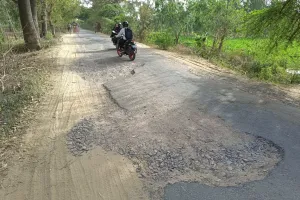 प्रधानमंत्री ग्राम सड़क योजना से बनी सड़क गड्ढों में तब्दील, राहगीर परेशान