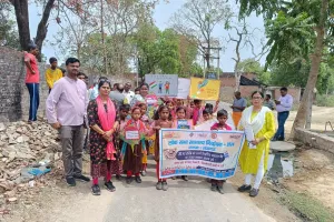 बीडीओ व बीएलओ ने चुनाव बहिष्कार का ग्रामीणों से हटवाया पोस्टर बैनर 