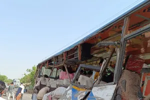 सवारियों से भरी बस में ट्रक ने मारी टक्कर, आठ की हुई मौत