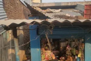 गोरखपुर गोला पश्चमी चौराहे पर स्थित किराना की दुकान पर चोरों ने किया हाथ साफ