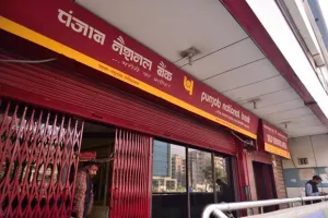 मनकापुर पंजाब नेशनल बैंक का काम ठप उपभोक्ता को हुई परेशानी।