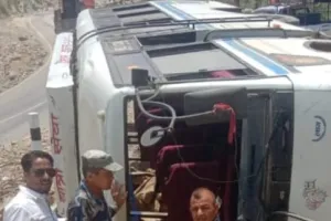नेपाल खाईं में पलटी तीर्थ यात्रियों से भरी बस, 21 घायल