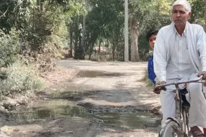 बीते कयी वर्षों से बड़े बड़े गढ्ढों में तब्दील पड़ी सड़क 