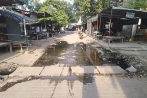 तहसील के मुख्य द्वार पर गंदा जल भराव होने से लोगों को करना पड़ रहा कठिनाइयों का सामना 