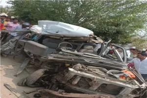 अयोध्या से मुंडन कराकर लौटे रहा परिवार गंभीर सड़क हादसा चालक समेत तीन लोगों की घटनास्थल पर ही मौत आठ लोग गंभीर रूप से घायल 