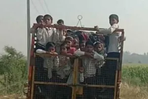 निजी स्कूल ट्रांसपोर्ट से भूसे की तरह भरकर बच्चों की जिंदगी से कर रहे खिलवाड़