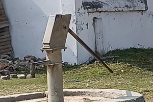 गांवों में सरकारी हैंडपंप खराब, शुद्ध पानी के लाले