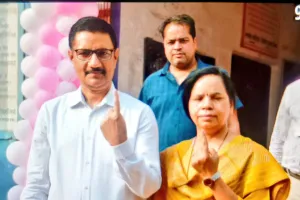 कानपुर पुलिस आयुक्त, डीएम व एडीजी ने डाले वोट 