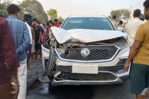 बेकाबू कार ने बाइक सवार दंपति और उसके बेटे को रौंदा