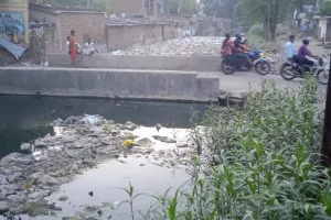 स्मार्ट सिटी कानपुर में नहर बन चुकी है नाला 