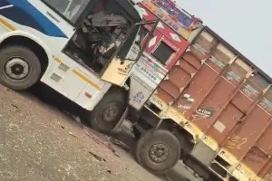 बस ट्रक की भिड़ंत हादसे में 8 लोग हुए घायल