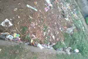 सफाई कर्मी चुनाव ड्यूटी में और गंदगी के ढेर में तब्दील हो रहे हैं सरोजनी नगर के गांव