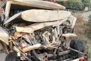 बस में पीछे से घुसा पिकप माल वाहक चालक की मौत ।