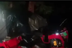 तेज आंधी के कारण ई रिक्शा चालक की पेड़ की चपेट में आने से हुई मौत 