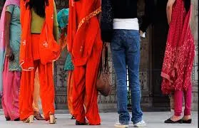 जीवन-मीमांसा) आधुनिकता का।अंधानुकरण, ओझल होती वैदिक,सनातनी परंपराएंl