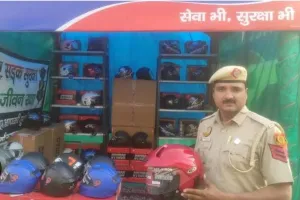 दिल्ली पुलिस के हवलदार ने मधुबन चौंक पर खोला पहला हेल्मेट बैंक
