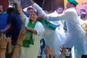 लालू के बेटे ने RJD कार्यकर्ता को मंच से दिया धक्का 