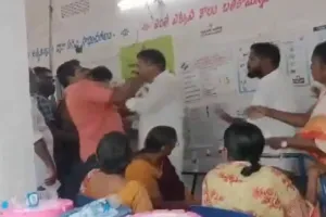 कतार में खड़े मतदाता को YSRCP विधायक ने शरेआम मारा चाटा